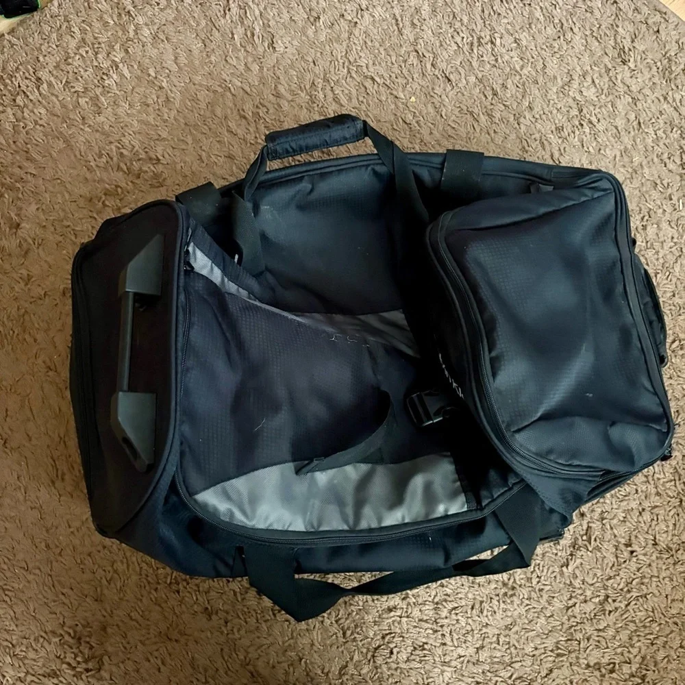 Calvin Klein Roller Duffle Bag Suit Case Black Large Expanding Handle Travel